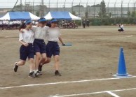 コーンをめがけて